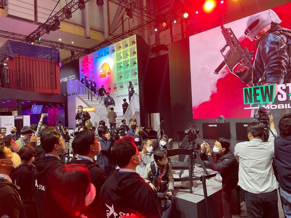 - VIP들이 크래프톤 부스에서 배그 뉴스테이트 영상을 감상했다