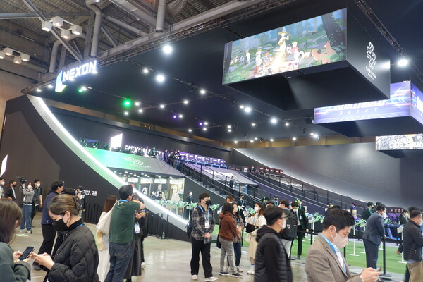 - 제 1전시관 좌측에 배치된 넥슨 부스