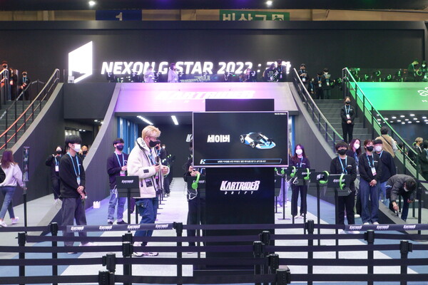 - 곳곳에 설치된 스크린으로 게임을 파악할 수 있다