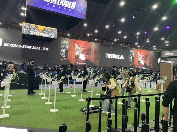 - 넥슨 부스에서 한창 시연 중인 사람들