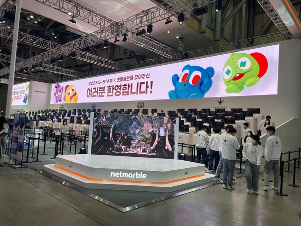 - 넷마블 부스도 시연 중이다