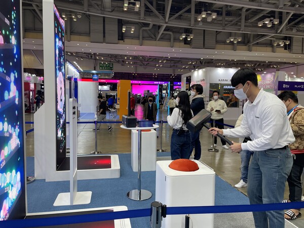 - 삼성전자 부스에서 펀치 머신을 체험하는 사람들