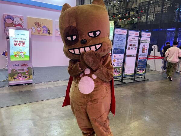 - 인벤 포토존 앞의 깜찍한 마스코트