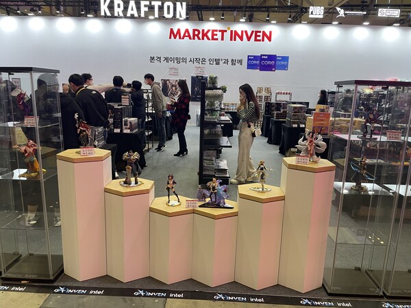 - 마켓 인벤 부스 앞 피규어들이 전시돼 있다