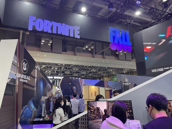 - 시연하려는 사람들로 북적이는 포트나이트와 폴가이즈 부스