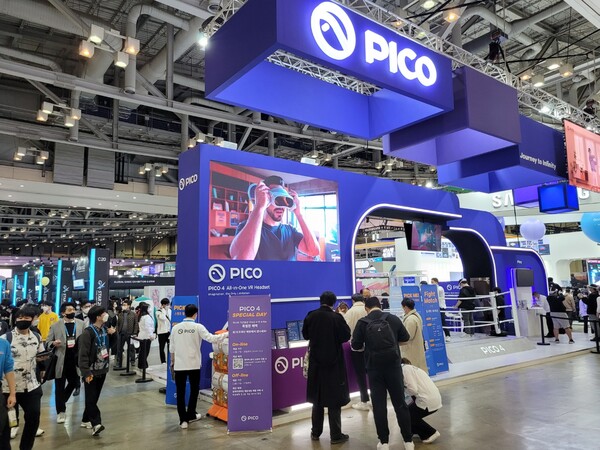 - 피코 부스에서 VR 헤드셋을 체험할 수 있다