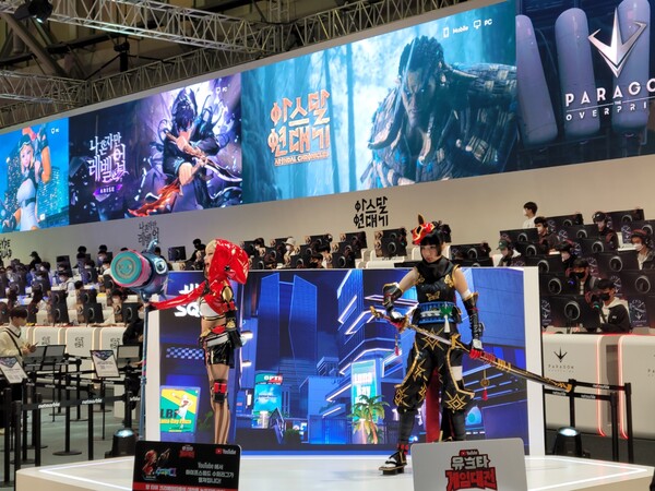 - 포즈를 취하는 코스튬 플레이어들