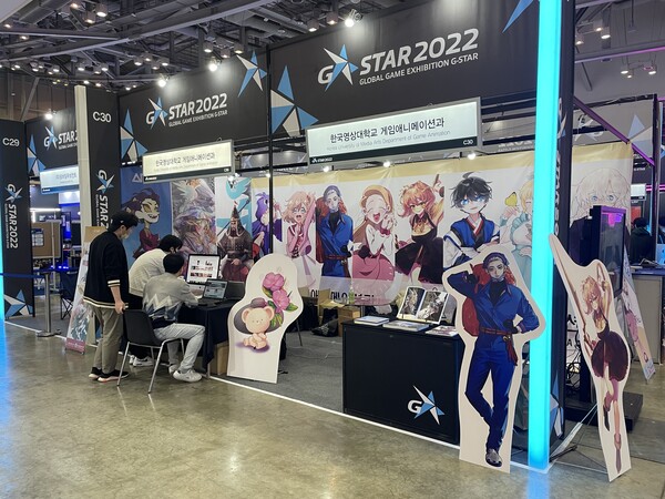 - 기업 뿐만 아니라 대학 부스도 많이 보였다