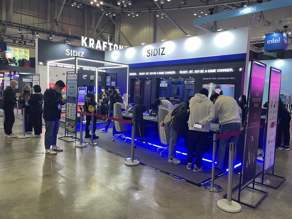 - 시디즈 부스 앞 모여 있는 사람들