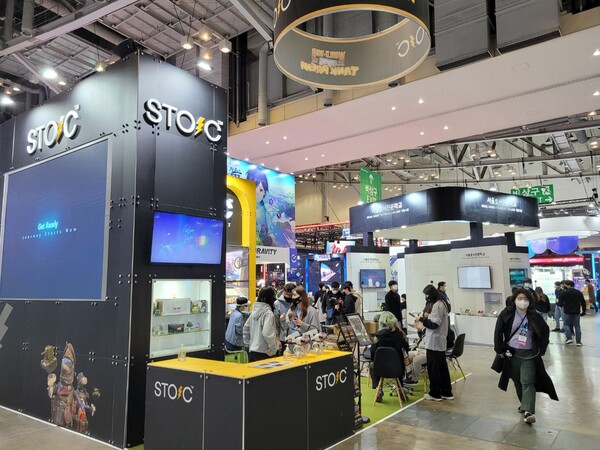 - 스토익 부스에서 홍보 중인 월드워툰즈:탱크 아레나