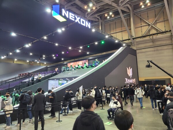 - 넥슨 부스 앞 사람들이 모여있다