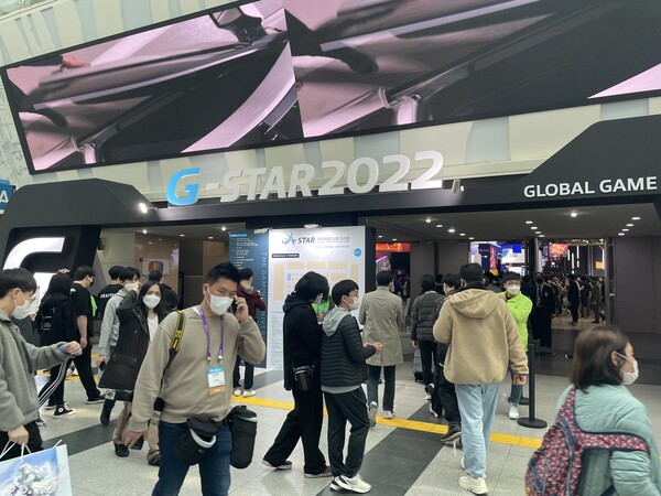 - 입구에서부터 인파를 체감할 수 있다