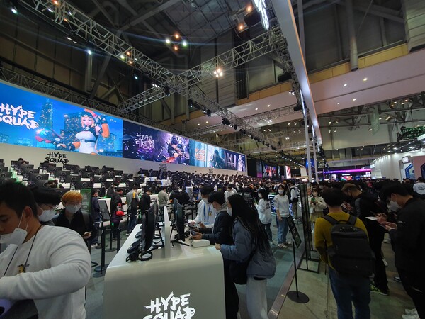 관람객 입장이 시작된 지 얼마 되지 않아 많은 인파가 몰렸다