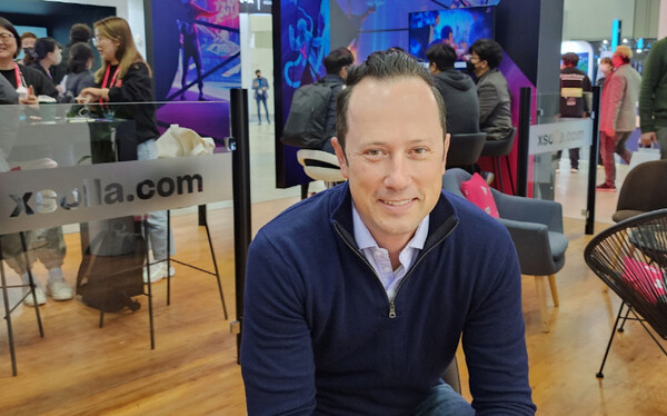 지스타2022 엑솔라 부스에서 만난 버클리 유겐스 엑솔라 마케팅 대표. 사진=박명기