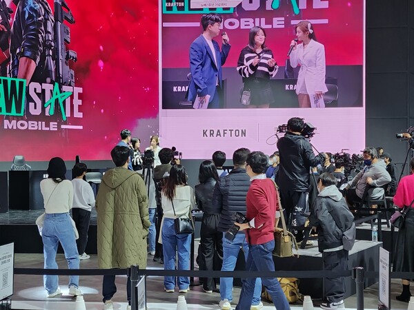 - 강소연을 보기 위해 몰려드는 팬들