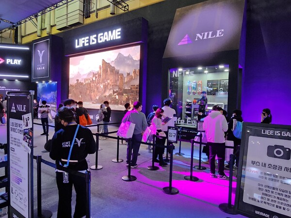 - 스크린에서 신작들의 정보를 확인할 수 있다