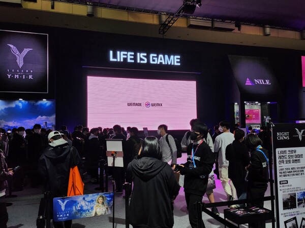 - 점점 몰려드는 관람객들