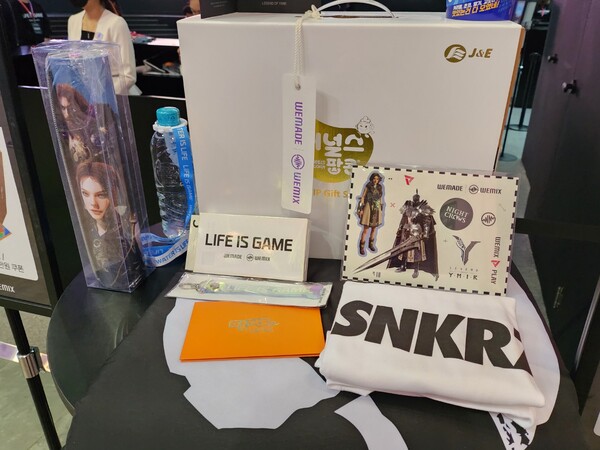 - 위메이드 부스 체험 관련 굿즈들을 경품으로 받을 수 있다