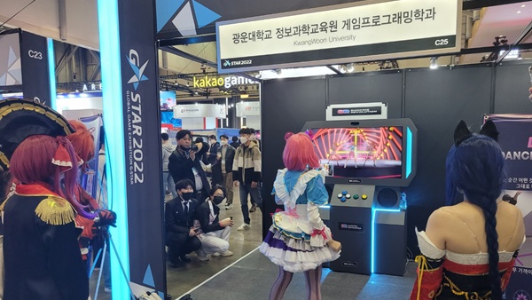 정열적으로 춤을 추는 게이머들을 볼 수 있다.