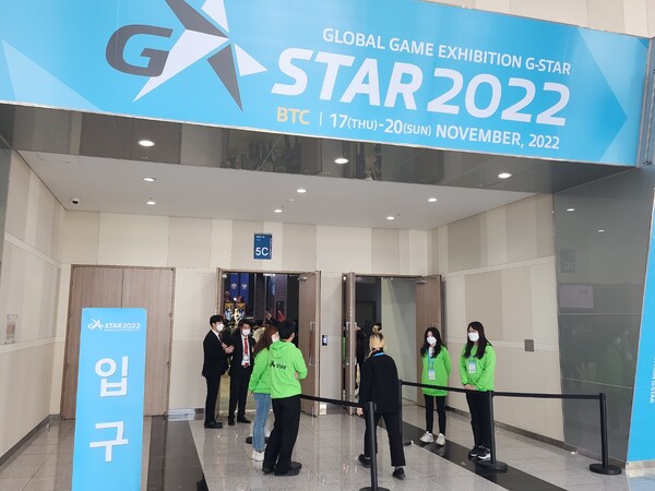 - 제1전시장과의 거리에도 많은 관람객이 제2전시장을 찾았다