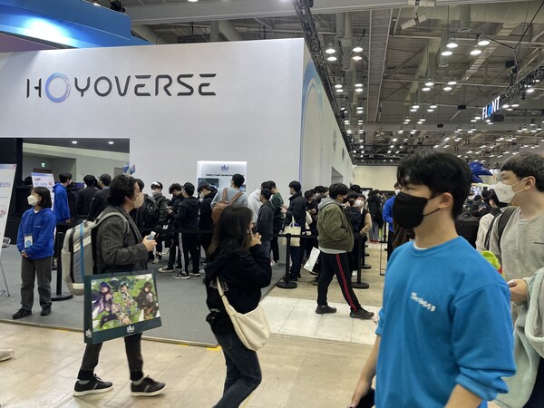 - 호요버스 앞은 관람객으로 꽉 차 있을 정도였다