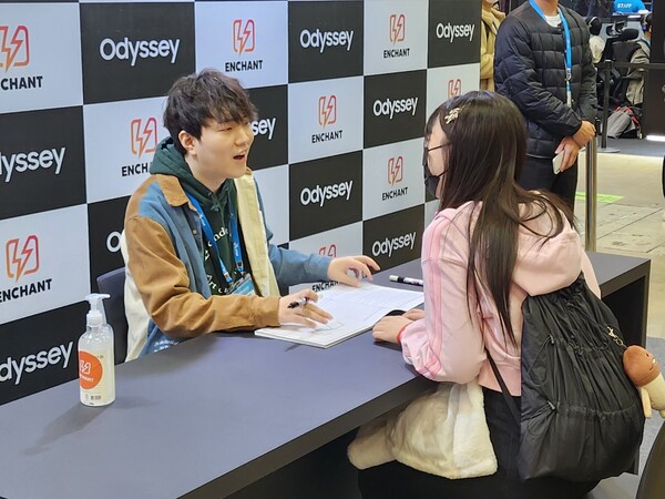 - 팬사인회를 진행 중인 인플루언서 따효니