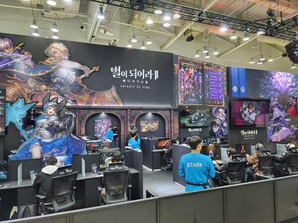 - 플린트 부스에서 열심히 시연 중