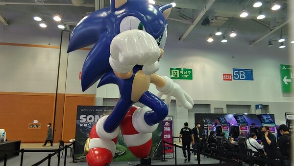 - 왕 크고 왕 귀여운 소닉