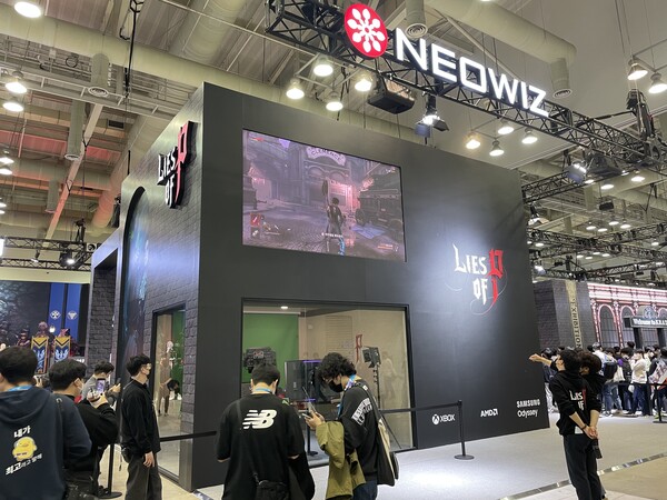- 네오위즈 부스도 특색 있게 꾸며져 있다