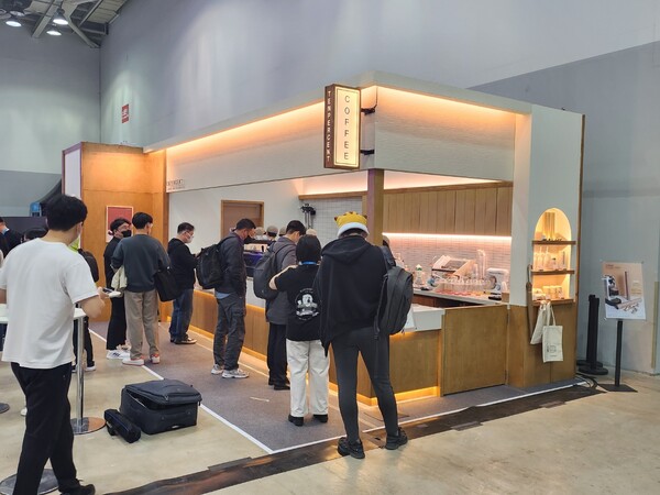 - 지친 관람객을 위해 마련된 카페테리아