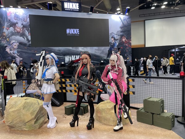 - 네온, 라피, 앨리스가 포즈를 취하고 있다