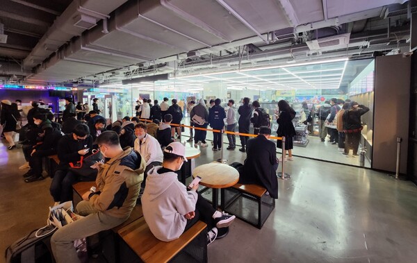 - 오픈한 지 10일이 넘었는데도 방문객이 많다