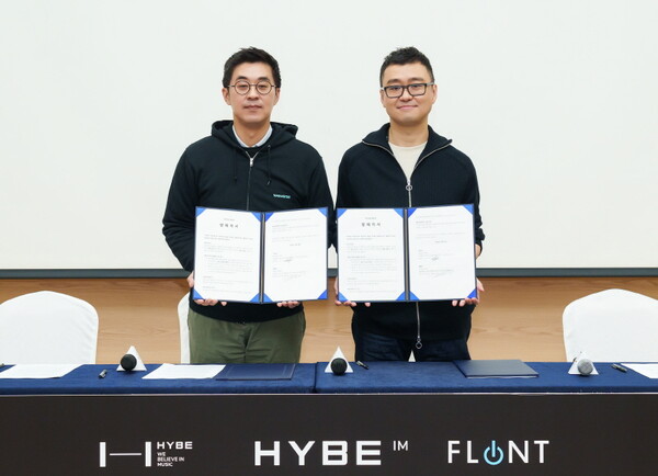 박지원 하이브 CEO(왼쪽)와 플린트 김영모 대표. 사진=하이브