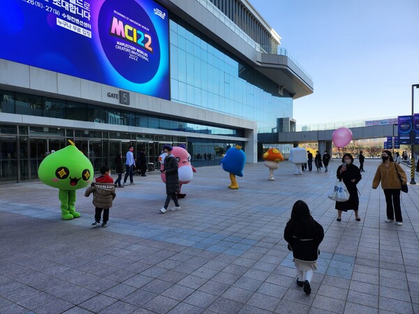 - 행사장 밖에서도 열일하는 원작 메이플스토리 캐릭터들