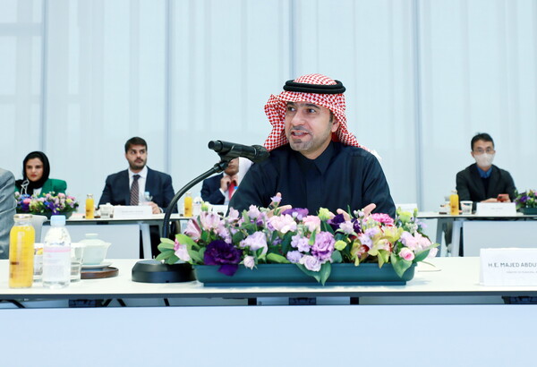 디지털트윈 기술에 대해 질문하고 있는 알 호가일 사우디아라비아 자치행정주택부 장관