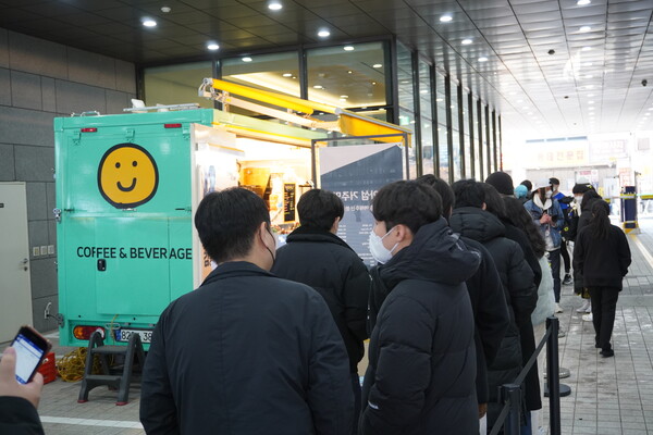 유저들이 보낸 커피를 마시기 위해 기다리는 직원들 