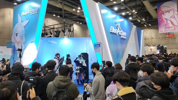 - 정말 많은 팬이 블루 아카이브 부스를 찾았다