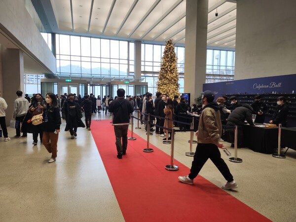 - “행사장으로 가봅시다”