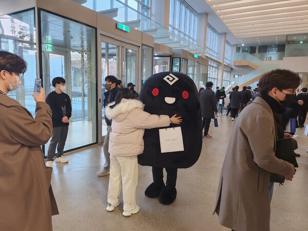 - 오늘도 인기 절정 ‘흑정령’