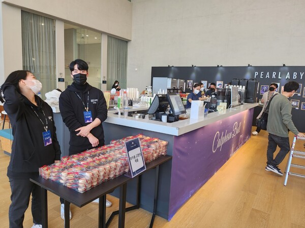 - “맛있는 마카롱도 드세요”