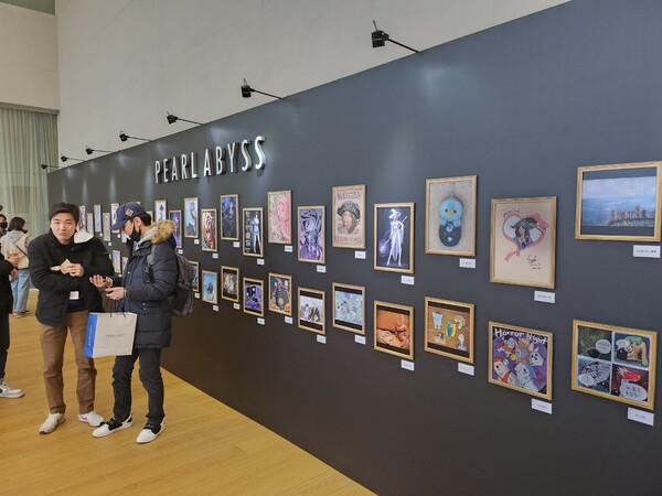 - 아름다운 작품들 감상하면서 커피 한 잔