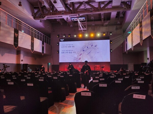 - 유저들을 맞이하기 위해 막바지 준비에 한창인 스탭들