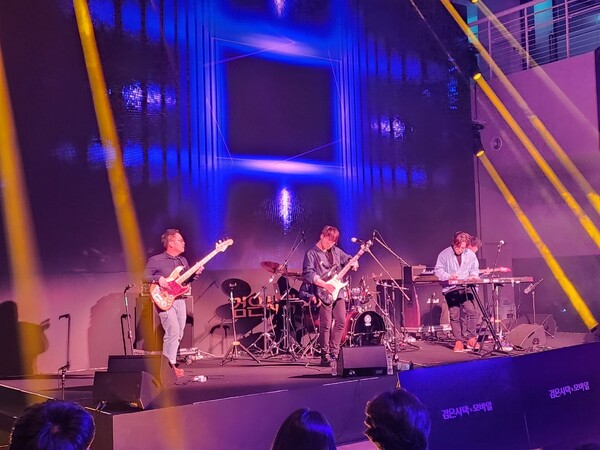 - “감성 록밴드 ‘문콕’의 고퀄리티 공연도 준비했습니다”