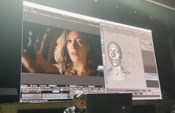 마크 쇼너글 유니티 시니어 디벨로퍼 애드보킷이 테크 데모 ‘에너미즈’를 시연하고 있다. 사진=유니티
