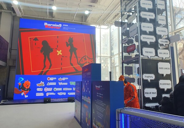 무대가 마련되어 있는 1층 로비 