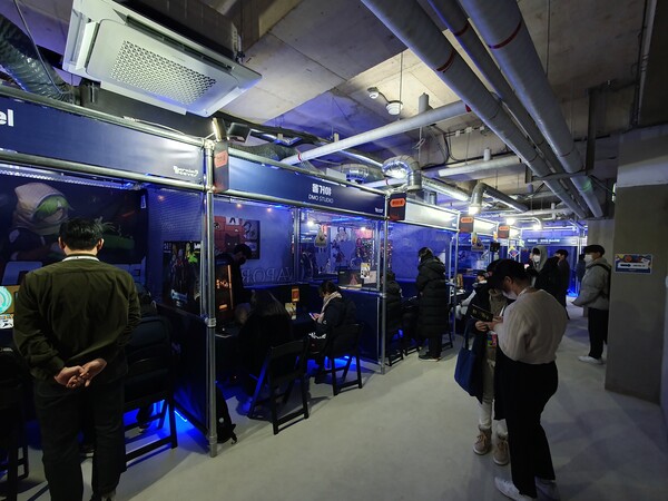 다양한 인디게임을 즐기는 관람객들의 모습 