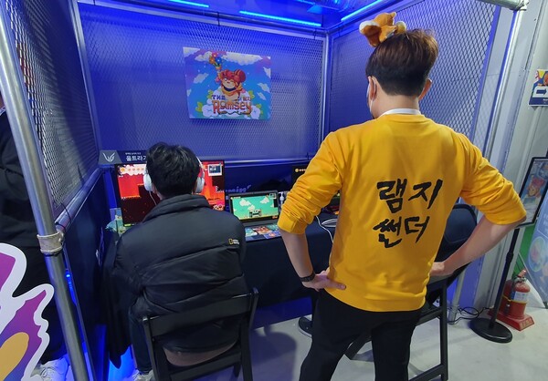 램지썬더 맨투맨이 너무 시선을 모았다 