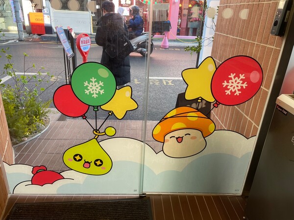 - 벽면에도 메이플스토리 분위기를 듬뿍 담았다