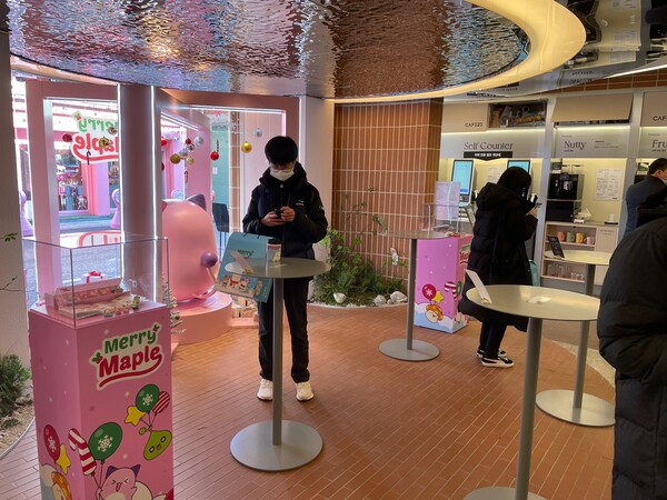 - 이곳에선 커피를 시식할 수 있다