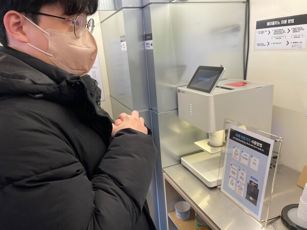 - 추운 겨울 속 따뜻한 커피 한 잔은 언제나 최고다